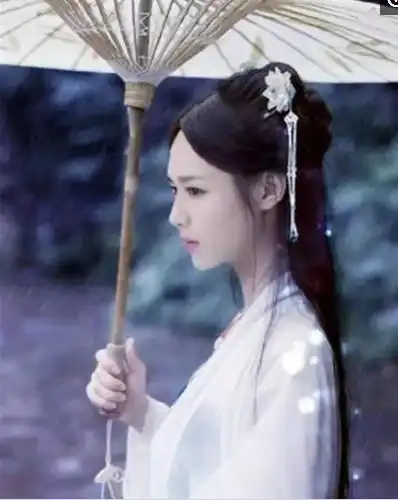 撑着油纸伞的古装美女,赵丽颖甜美可人,刘亦菲霸气侧漏
