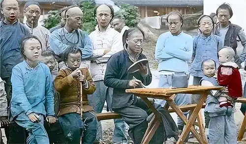 一法国人展出一组晚清彩照,格格妆容很是吓人,颐和园好像天堂
