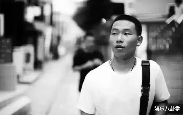 陈坤17岁儿子近照,长大后母亲基因浮现,你能看出他像谁吗
