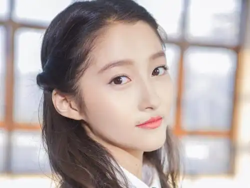 网友澳门偶遇关晓彤,圣诞树前凹造型,你何时才能偶遇自己爱豆呢