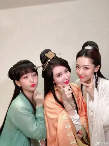 回忆杀神话剧组张萌白冰金莎重聚再现经典造型
