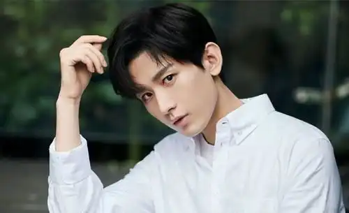 成毅被溜于正ins发文,王星越或拿下天官赐福花城
