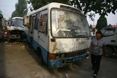 河南汽修工一家五口蜗居史上最牛房车成买房无望打工族典范