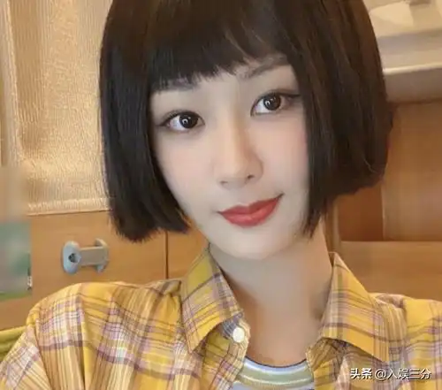 杨紫换上红发造型后,再晒短发自拍,28岁皮肤状态成焦点
