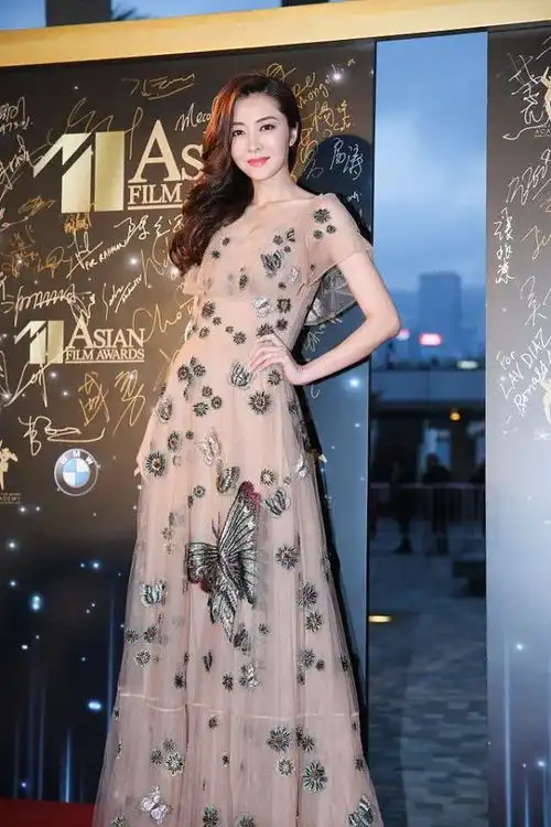 44岁熊黛林加拿大被偶遇,板着一张脸被指面相凶,太高太壮不好看