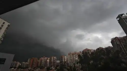 海南两地发布雷雨大风橙色预警海口三港停航
