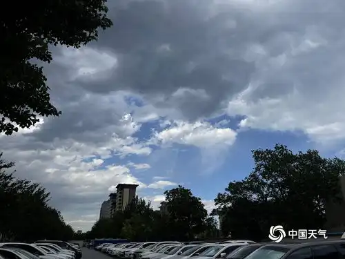 丝丝缕缕北京天空出现雨幡景观
