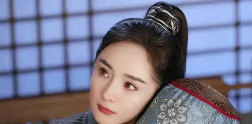 杨幂又悄悄甩出一部古装剧,剧情虐中有甜,男主人选引热议
