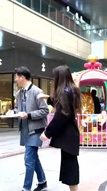 小哥哥还以为小姐姐要请他吃饭,结果想太多了
