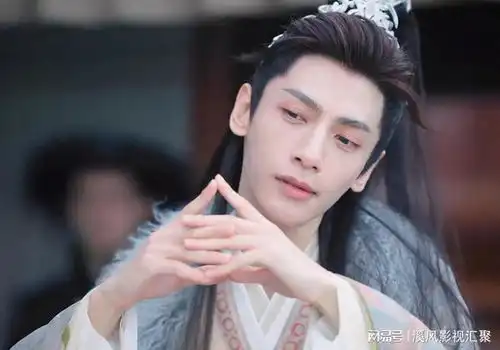 长月烬明化妆师成败笔,拉低罗云熙颜值,淡妆澹台烬才是神颜
