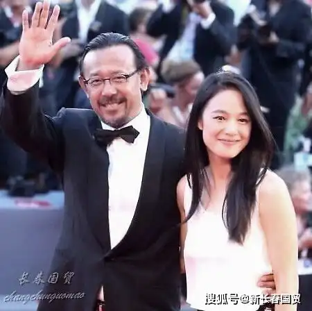 姜文42岁妻子近照曝光,微施粉黛复古红唇气质好
