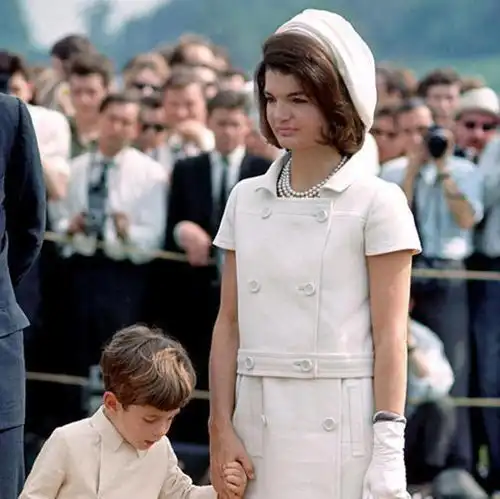 肯尼迪遗孀改嫁大自己23岁船王,后半生争夺遗产,却只得12万