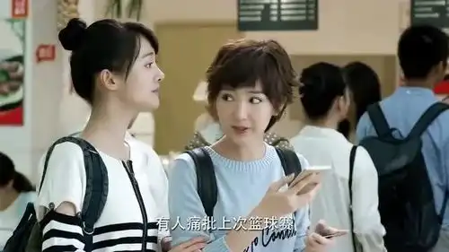 微微一笑很倾城二喜看手机入迷的连最爱的糖醋排骨都不要了
