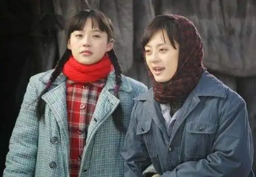 她舅舅是张晓龙,却不拼舅,两年拍18部戏,给妈妈买房相亲