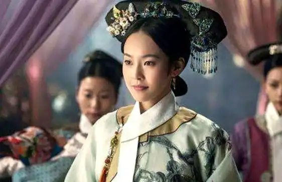 如懿传中的她,与乾隆青梅竹马,当上贵妃后却成她悲剧的开始
