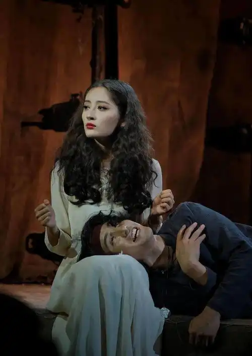 上戏第一个西藏表演本科班,毕业大戏哈姆雷特火了
