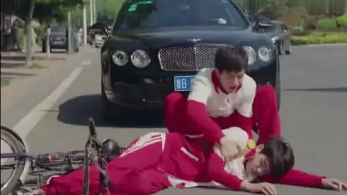 快把我哥带走时分上学路上倒在万岁的车前,车牌号亮了