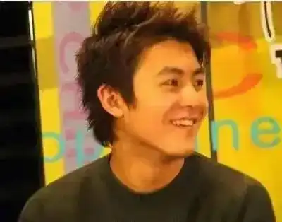 何炅自曝我采访过很红的歌手陈冠希,但不开心,因为他很不礼貌
