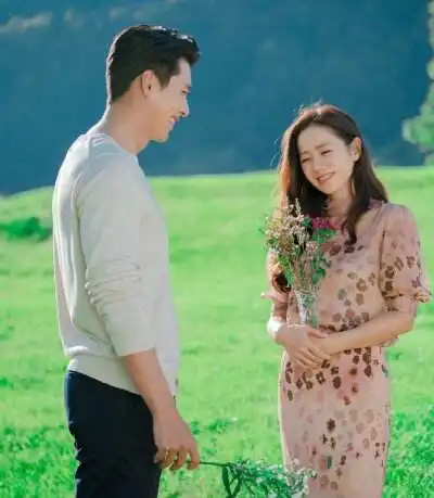 韩剧照进了现实玄彬孙艺珍婚礼场地曝光,鲜花大海环绕犹如宫殿
