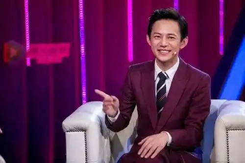 何炅牵手的男主是费启鸣真假难辨,但他成名真要感谢何炅提携