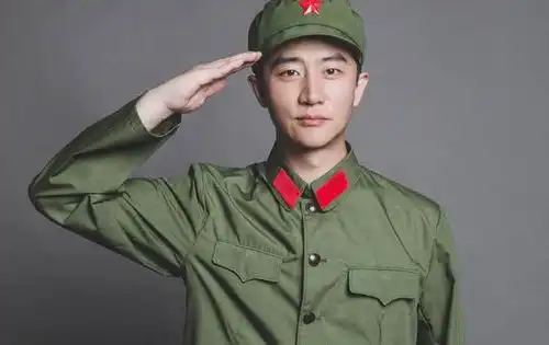 陈伟霆张若昀黄轩等小鲜肉穿军装pk演技派大叔,谁更有看点
