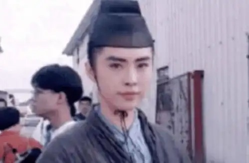 王祖贤多年前剧照被扒,当时身边的小记者,如今竟混成了一线巨星
