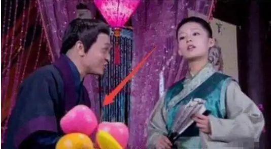 穿帮镜头娘娘带伤出演,导演会分身术皇上坐的这是什么

