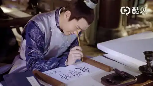 知否上课花絮赵丽颖偷画3个小人,冯绍峰大赞不错,眼神超宠溺
