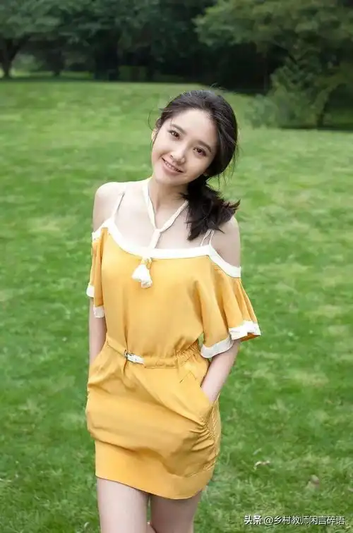 号称娱乐圈最美笑容第一美女的唐艺昕精美写真