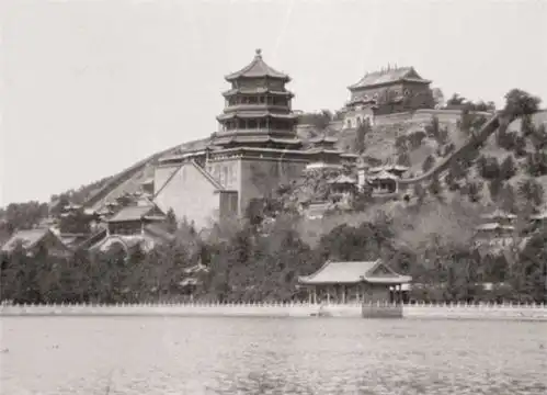 他是当代著名作家,1952年被开除党籍,1966年在颐和园投水而死
