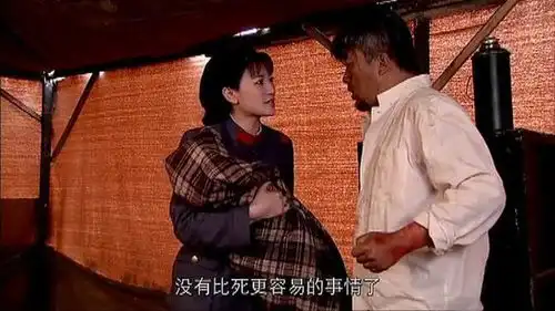 来不及说我爱你朱师长被逼到绝境,妄图自杀,却被静琬拦住