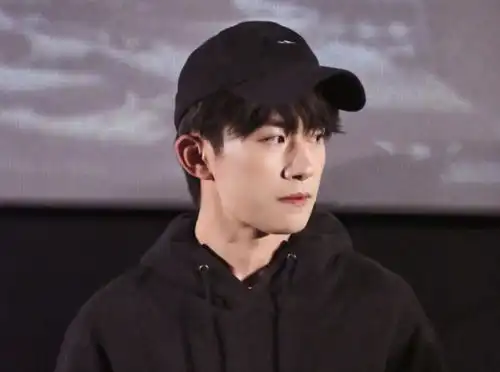 易烊千玺献出荧幕初吻,换来少年的你上映首日票房破亿元大关
