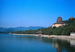 迎秋风荡漾波心公园游船观光
