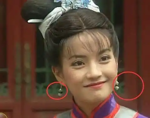 还珠格格经典穿帮镜头,小燕子的黑毛,令妃时尚的小皮鞋
