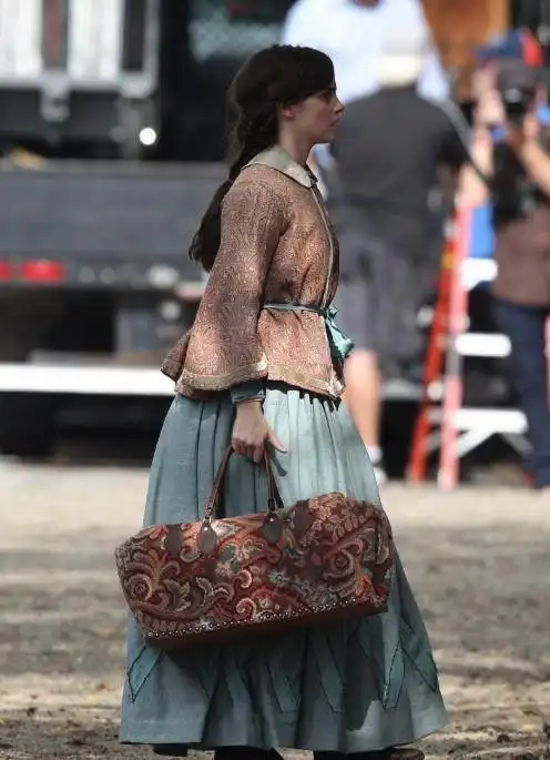 电影小妇人剧照曝光艾玛沃特森19世纪古装造型超典雅