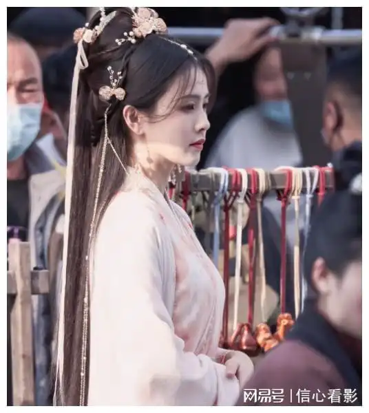长月烬明白鹿杀青现场杀青照曝光扮相灵气逼人,网友太美
