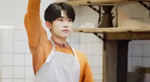 朋友请听好易烊千玺时尚休闲阳光俊朗剧照
