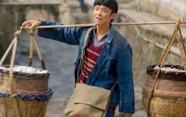 董子健夫妇太甜了外出吃火锅被偷拍相互依偎,女儿大福酷似爸爸