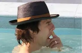 汤姆克鲁斯抱爱女戏水挖鼻孔半裸跳辣舞
