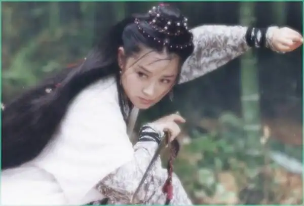 11版笑傲江湖任盈盈对比,唯有刘雪华的扮相可以和许晴的媲美
