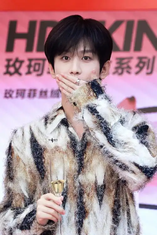 成毅杭州线下品牌活动引爆人潮与粉丝真挚互动,亲和力
