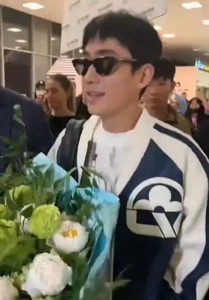 朱一龙身穿休闲夹克抵达戛纳称能带着作品来到戛纳很开心
