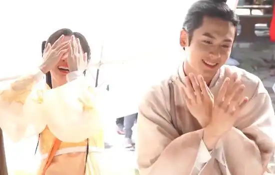 鞠婧祎教张哲瀚跳舞,张哲瀚摆了一个造型,鞠婧祎立马表示没眼看