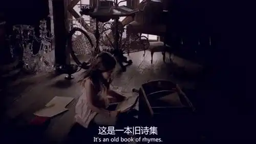 初代吸血鬼大k女儿在一间满是灰尘的屋子里看书,被大k带走
