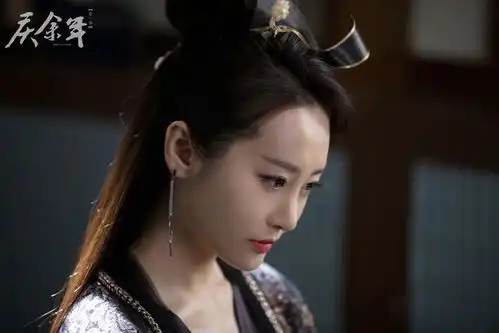 李纯可能谈恋爱了,被拍到和中年男子一起,进入同一小区
