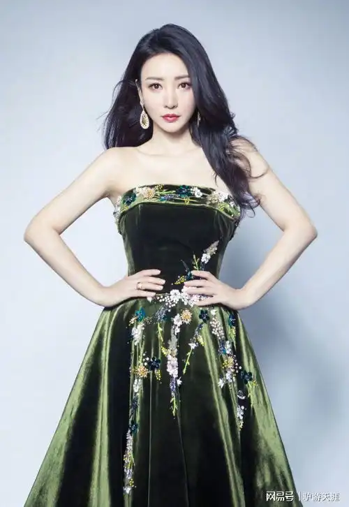 柳岩嫩绿色抹胸裙造型上围超吸睛
