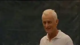 生活大爆炸霍华德毕业典礼因台风取消无奈穿性感长袍直播致辞03