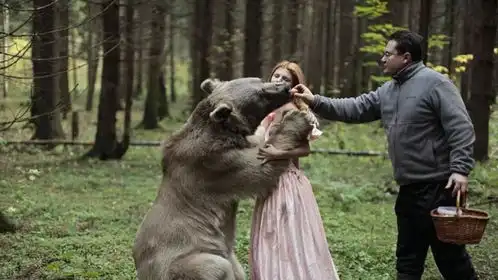 俄罗斯摄影师拍下真实版美女和野兽
