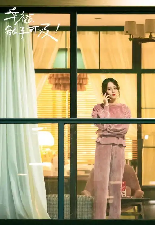 迪丽热巴真的太会穿了,一字肩红色连体裤穿出了小短裙的甜美活泼