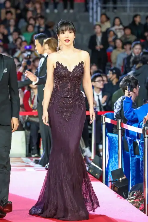 性感柳岩造型大变要学舒淇,将脱掉的衣服都穿起来了吗